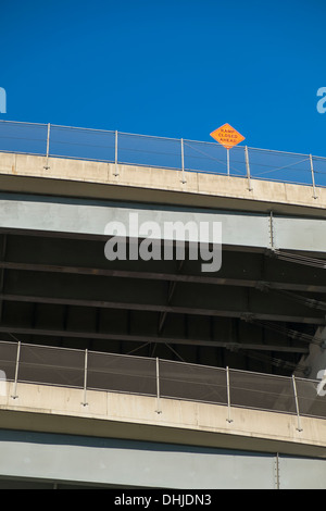 "Rampe geschlossen voraus" anmelden Doppeldecker Autobahn Überführung, Portland, Oregon Stockfoto