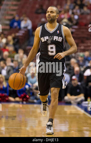 11. November 2013: San Antonio Spurs point Guard Tony Parker (9) bringt den Ball auf das Gericht während der NBA-Spiel zwischen den San Antonio Spurs und die Philadelphia 76ers im Wells Fargo Center in Philadelphia, Pennsylvania. Die Spurs gewinnen 109-85. (Christopher Szagola/Cal Sport Media) Stockfoto