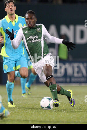 Portland, OR, USA. 7. November 2013. 7. November 2013: Kalif Alhassan (11) von Portland Timbers sucht eine offene Teamkollegen, den Ball während der 2013 MLS Playoff-Spiel zwischen den besuchenden Sounders und die Portland Timbers Jeld Wen Stadium, Portland, OR © Csm/Alamy Live-Nachrichten Stockfoto