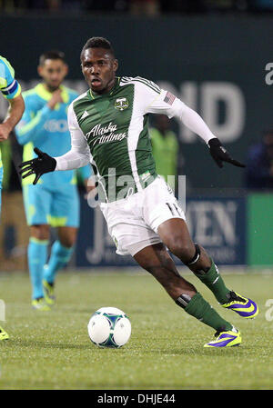 Portland, OR, USA. 7. November 2013. 7. November 2013: Kalif Alhassan (11) von Portland Timbers sucht eine offene Teamkollegen, den Ball während der 2013 MLS Playoff-Spiel zwischen den besuchenden Sounders und die Portland Timbers Jeld Wen Stadium, Portland, OR © Csm/Alamy Live-Nachrichten Stockfoto