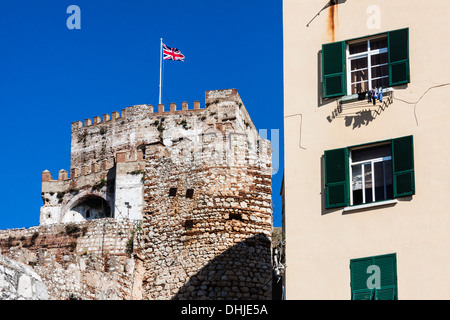 Union Jack-Flagge auf die maurische Burg an Gibraltar. Stockfoto