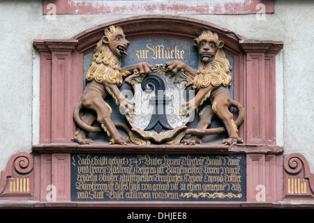 Zwei Löwen halten das Basler Wappen, Münsterplatz, Basel, Schweiz Stockfoto