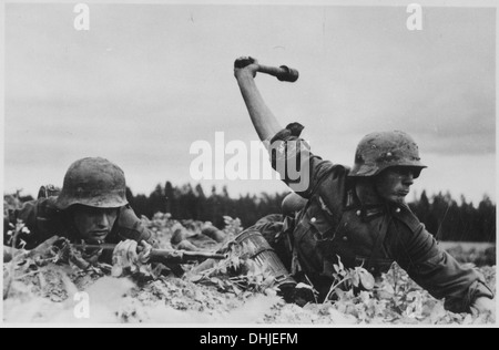 Dieses Foto zeigt deutsche Truppen während der Invasion Russlands im Jahr 1941, einem wichtigen Ereignis im Zweiten Weltkrieg während der Feldzüge der Ostfront. Stockfoto