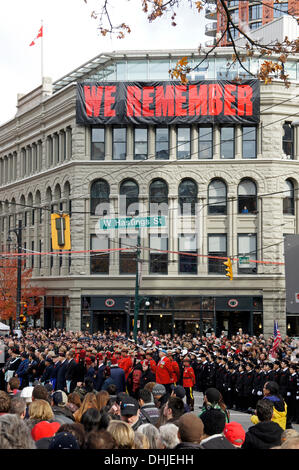 Soldaten, Armee-jüngstere Söhne und Mitglieder von der Royal Canadian Mounted Police versammeln sich am Volkstrauertag Zeremonien in Victory Square in der Innenstadt von Vancouver, British Columbia, Kanada Stockfoto
