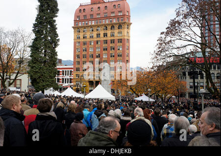 Menschen nehmen Teil in Erinnerung-Tag Zeremonien in Victory Square in der Innenstadt von Vancouver, British Columbia, Kanada Stockfoto