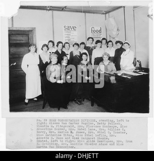 Home Erhaltung Abteilung. Stehend, von links nach rechts, vermisst Nan Carter Hopkins, Betty Pollock, Claudia M. Fitzgerald. 512733 Stockfoto