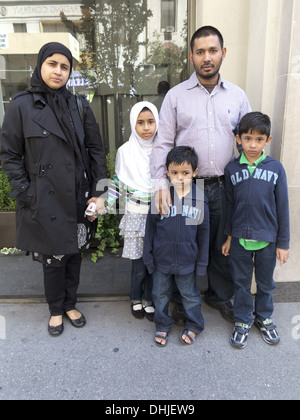 Familie posiert für ein Foto an der muslimischen Day Parade, New York City, 2013. Stockfoto