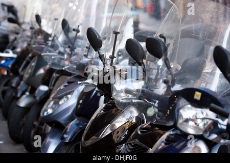 Roller parkten auf einer Straße in Sorrenton, Italien. Stockfoto