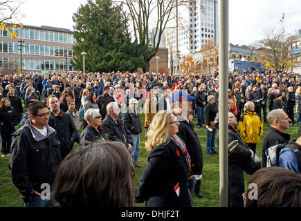 Die Leute zahlen ihren Respekt bei den Volkstrauertag Zeremonien in Victory Square in der Innenstadt von Vancouver, British Columbia, Kanada. Stockfoto
