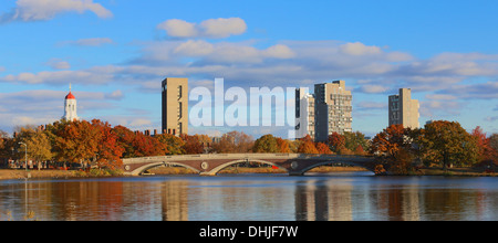 Brücke und Wohnheim Türme der Harvard Universität gesehen über Charles in Cambridge, MA, USA. Stockfoto