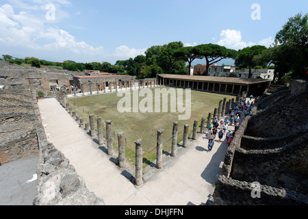 Die Arkaden Gericht der Gladiatoren an Pompeji-Italien. Während der Zeit von Nero wurde das Gericht in eine Baracke für froh verwandelt. Stockfoto