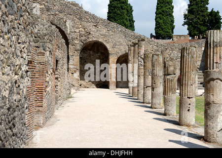 Die Arkaden Gericht der Gladiatoren an Pompeji-Italien. Während der Zeit von Nero wurde das Gericht in eine Baracke für froh verwandelt. Stockfoto