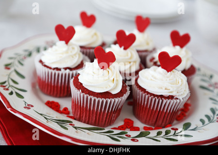 Red Velvet Cupcakes für Weihnachten dekoriert Stockfoto