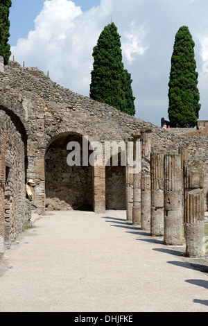 Die Arkaden Gericht der Gladiatoren an Pompeji-Italien. Während der Zeit von Nero wurde das Gericht in eine Baracke für froh verwandelt. Stockfoto