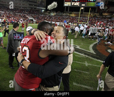 Tampa, Florida, USA. 11. November 2013. BRENDAN FITTERER | Times.Tampa Bay Buccaneers defensive Tackle Gerald McCoy (93) umarmt Head Coach Greg Schiano nach ihren ersten Sieg der Saison gegen die Miami Dolphins Montag Nacht. Bildnachweis: Brendan Fitterer/Tampa Bucht Times/ZUMAPRESS.com/Alamy Live-Nachrichten Stockfoto