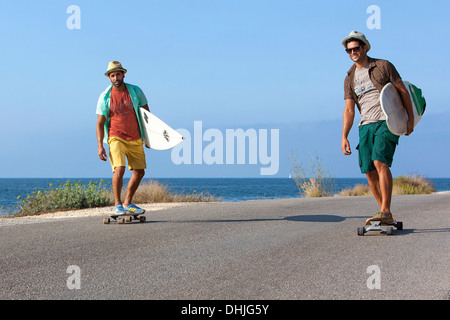 Zwei junge mit Hut Andsurfboards Skaten Stockfoto