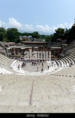 Das große Theater während der hellenistischen Zeit rund um den 3. und 2. Jahrhundert v. Chr. in Pompeji-Italien gebaut. Stockfoto