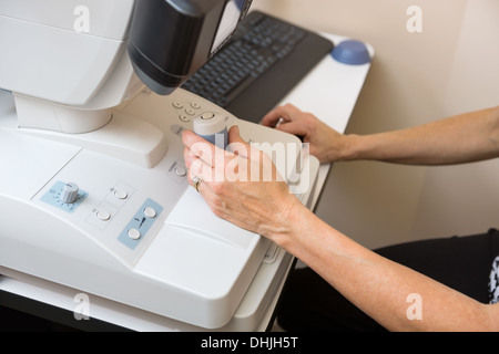 Optiker mit digitalen Retina Kamera Stockfoto