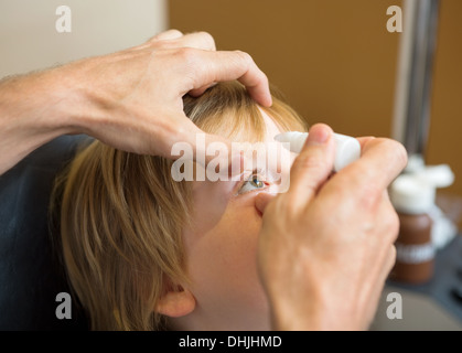 Optiker Hände setzen Augentropfen In die Augen der Patienten Stockfoto