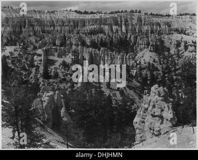 Dieser Blick fängt die Stille Stadt ein, eine Ansammlung von Felsformationen über den Bryce Canyon in der Nähe des Bryce Temple. Die Gegend ist bekannt für ihre einzigartigen Hoodoos, natürliche Türme, die durch Erosion im Laufe der Zeit gebildet werden. Stockfoto
