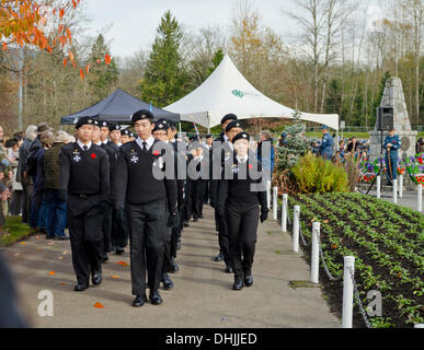 BURNABY, BRITISH COLUMBIA, Kanada – Montag, 11. November 2013: St. John Ambulance Freiwilligen marschieren in Formation folgt das Ende der Erinnerung-Tag-Dienst in Confederation Park, Burnaby, BC statt. Kanada. Stockfoto