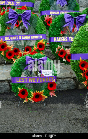 BURNABY, BRITISH COLUMBIA, KANADA - Montag, 11. November 2013: Der Tag des Gedenkens Kränze und Mohn auf dem centotaph in den Confederation Park angezeigt. Stockfoto