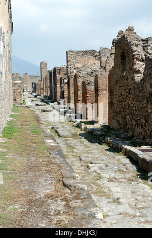 Schmale Seitenstraße, die Via Dell Abbondanza, einer der wichtigsten Straßen von Pompeji Italien wegläuft. Stockfoto