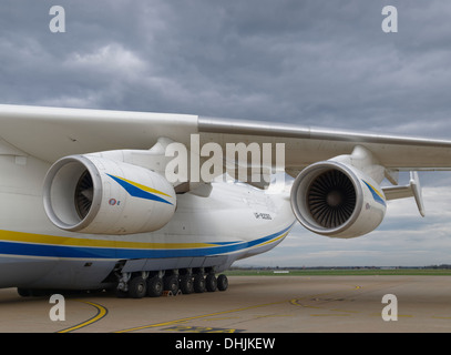 Ivchenko Fortschritte D-18 t Turbofan-Triebwerken auf Antonov An-225 "Mriya" Flugzeug. Stockfoto