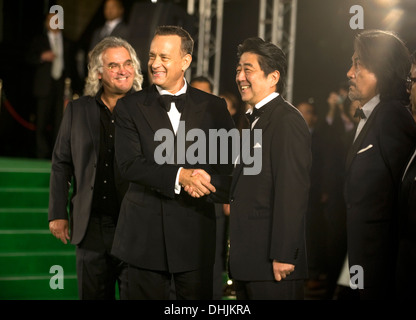 Der japanische Premierminister Shinzo Abe, links und Schauspieler Tom Hanks auf der 26. Tokyo International Film Festival feierlich eröffnet. Stockfoto