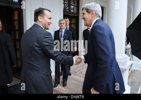 Polnische Außenminister Sikorski begrüßt Sekretär Kerry nach Warschau Stockfoto