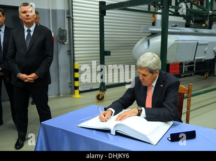 Secretary Kerry Zeichen das Gästebuch bei der Lask Polnisch Airbase Stockfoto