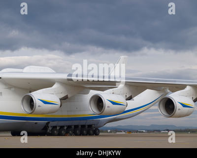 Ivchenko Fortschritte D-18 t Turbofan-Triebwerken auf Antonov An-225 "Mriya" Flugzeug während des Ladens von 140 Tonnen Transformator. Stockfoto