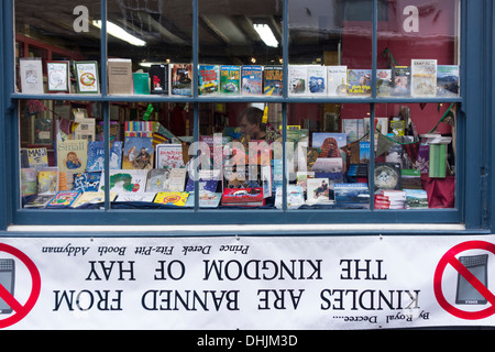 Banner "Verbot" von Kindle e-Reader in Hay On Wye, Wales, einer kleinen Stadt berühmt für seine Bücher und Buchhandlungen zu verspotten. Stockfoto