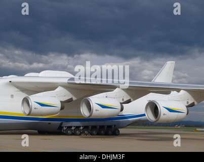 Ivchenko Fortschritte D-18 t Turbofan-Triebwerken auf Antonov An-225 "Mriya" Flugzeug während des Ladens von 140 Tonnen Transformator. Stockfoto