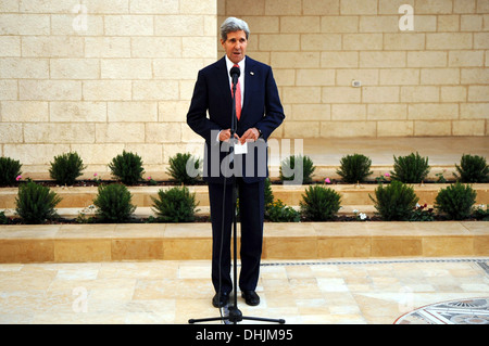 Secretary Kerry Adressen Reportern nach einem Treffen mit Palästinenserpräsident Abbas Stockfoto