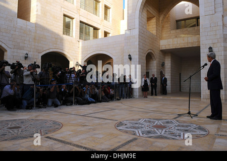 Secretary Kerry Adressen Reportern nach einem Treffen mit Palästinenserpräsident Abbas Stockfoto