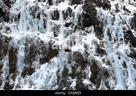 Sehen Sie auf einer Klippe mit Schnee und Eis. Stockfoto
