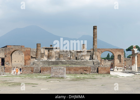 Die Ruinen der Tempel des Jupiter am nördlichen Ende des Forums in Pompeji, Italien. Der große Tempel wurde etwa 150 v. Chr. gebaut, Stockfoto