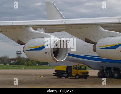 Ivchenko Fortschritte D-18 t Turbofan-Triebwerken auf Antonov An-225 "Mriya" Flugzeug während des Ladens von 140 Tonnen Transformator. Stockfoto