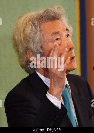 Tokio, Japan. 12. November 2013. Japans ehemaligen Premierminister Junichiro Koizumi Gesten in seiner Rede vor Mitgliedern der Japan National Press Club in Tokio auf Dienstag, 12. November 2013. Der freimütige ehemalige Führer, der das Lager von der Förderung der Atomkraft gegen Atompolitik der Regierung vor kurzem hat, fordert die Regierung von Premierminister Shinzo Abe, ihre Politik der atomaren Stromerzeugung im Zuge der Katastrophe im Kernkraftwerk Fukushima Daiichi 2011 Neustart zu ändern. Bildnachweis: Natsuki Sakai/AFLO/Alamy Live-Nachrichten Stockfoto