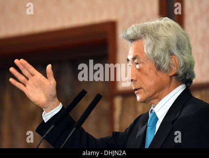 Tokio, Japan. 12. November 2013. Japans ehemaligen Premierminister Junichiro Koizumi Gesten in seiner Rede vor Mitgliedern der Japan National Press Club in Tokio auf Dienstag, 12. November 2013. Der freimütige ehemalige Führer, der das Lager von der Förderung der Atomkraft gegen Atompolitik der Regierung vor kurzem hat, fordert die Regierung von Premierminister Shinzo Abe, ihre Politik der atomaren Stromerzeugung im Zuge der Katastrophe im Kernkraftwerk Fukushima Daiichi 2011 Neustart zu ändern. Bildnachweis: Natsuki Sakai/AFLO/Alamy Live-Nachrichten Stockfoto