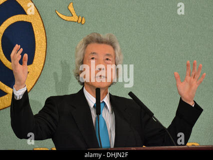 Tokio, Japan. 12. November 2013. Japans ehemaligen Premierminister Junichiro Koizumi Gesten in seiner Rede vor Mitgliedern der Japan National Press Club in Tokio auf Dienstag, 12. November 2013. Der freimütige ehemalige Führer, der das Lager von der Förderung der Atomkraft gegen Atompolitik der Regierung vor kurzem hat, fordert die Regierung von Premierminister Shinzo Abe, ihre Politik der atomaren Stromerzeugung im Zuge der Katastrophe im Kernkraftwerk Fukushima Daiichi 2011 Neustart zu ändern. Bildnachweis: Natsuki Sakai/AFLO/Alamy Live-Nachrichten Stockfoto