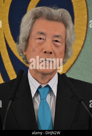 Tokio, Japan. 12. November 2013. Japans ehemaliger Premierminister Junichiro Koizumi macht seine Punkte in seiner Rede vor Mitgliedern der Japan National Press Club in Tokio auf Dienstag, 12. November 2013. Der freimütige ehemalige Führer, der das Lager von der Förderung der Atomkraft gegen Atompolitik der Regierung vor kurzem hat, fordert die Regierung von Premierminister Shinzo Abe, ihre Politik der atomaren Stromerzeugung im Zuge der Katastrophe im Kernkraftwerk Fukushima Daiichi 2011 Neustart zu ändern. Bildnachweis: Natsuki Sakai/AFLO/Alamy Live-Nachrichten Stockfoto