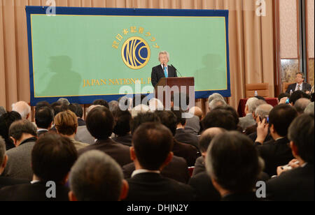 Tokio, Japan. 12. November 2013. Japans ehemaliger Premierminister Junichiro Koizumi macht seine Punkte in seiner Rede vor Mitgliedern der Japan National Press Club in Tokio auf Dienstag, 12. November 2013. Der freimütige ehemalige Führer, der das Lager von der Förderung der Atomkraft gegen Atompolitik der Regierung vor kurzem hat, fordert die Regierung von Premierminister Shinzo Abe, ihre Politik der atomaren Stromerzeugung im Zuge der Katastrophe im Kernkraftwerk Fukushima Daiichi 2011 Neustart zu ändern. Bildnachweis: Natsuki Sakai/AFLO/Alamy Live-Nachrichten Stockfoto