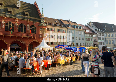 Menschen auf dem Weinfest, Juli 2012, Freiburg Im Breisgau, Schwarzwald, Baden-Württemberg, Deutschland, Europa Stockfoto