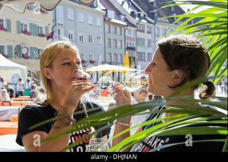 Trinken Sie ein Glas Wein auf dem Weinfest, Juli 2012, Freiburg Im Breisgau, Schwarzwald, Baden-Württemberg, Deutschland Stockfoto