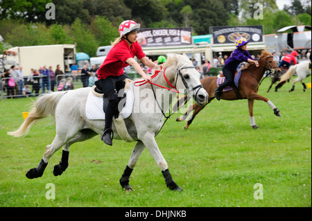 Ein Teilnehmer im Mounted Games statt auf Broadlands, Romsey, Hampshire, Großbritannien. Stockfoto