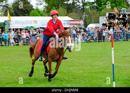 Ein Teilnehmer im Mounted Games statt auf Broadlands, Romsey, Hampshire, Großbritannien. Stockfoto