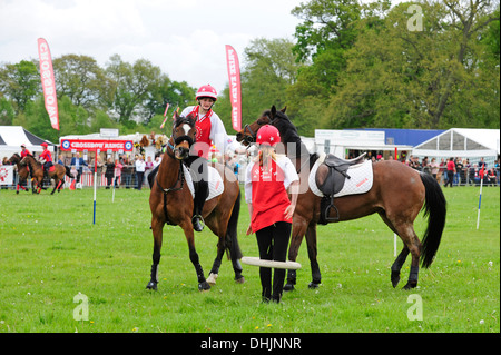 Ein Teilnehmer im Mounted Games statt auf Broadlands, Romsey, Hampshire, Großbritannien. Stockfoto