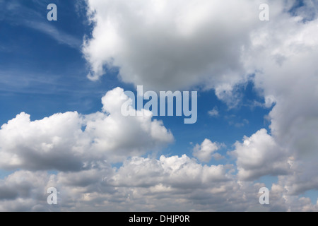 strahlend blauer Himmel mit weißen flauschigen Wolken Stockfoto